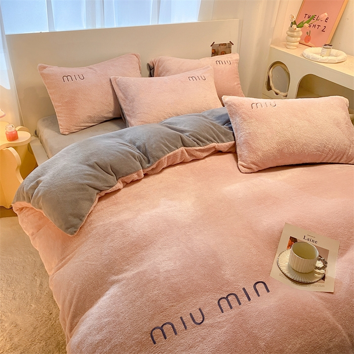 91家纺网 家纺一手货源 找家纺 启程家纺 2024新款A类加厚北极绒拼牛奶绒字母刺绣四件套 北极绒-藕粉+中灰