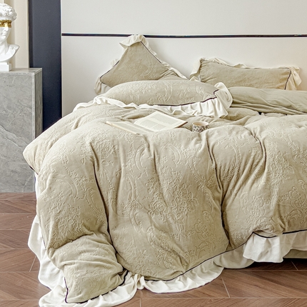 91家纺网 家纺一手货源 找家纺 KA家纺 2025冬季新款雕花牛奶绒洛丽塔系列四件套-场景二 洛丽塔绿