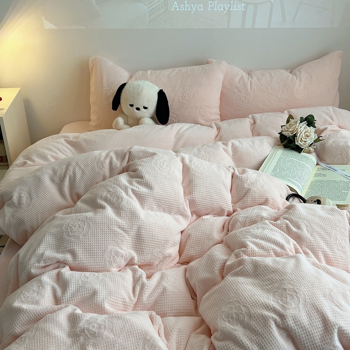 91家纺网 家纺一手货源 找家纺 六巷胡同 2024新款INS博主风山茶花牛奶绒四件套 山茶花-薄樱粉