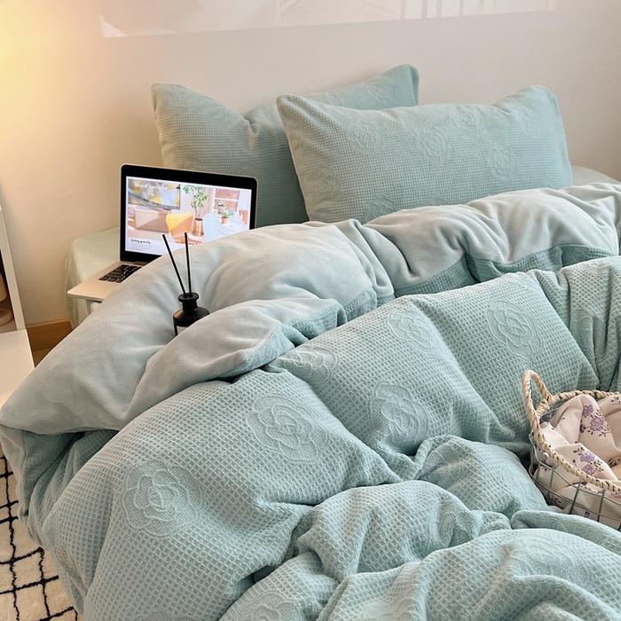 91家纺网 家纺一手货源 找家纺 六巷胡同 2024新款INS博主风山茶花牛奶绒四件套 山茶花-晴水绿