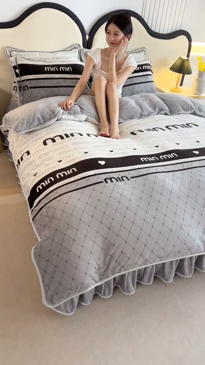 91家纺网 家纺一手货源 找家纺 爱洛 2024新款日产过万爆款印花牛奶绒四件套 夜语