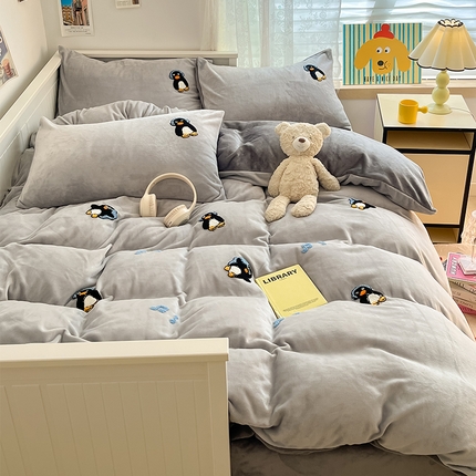 2024新款牛奶绒毛巾绣花四件套宝宝绒婴儿绒秋冬加厚法莱绒法兰绒珊瑚绒水晶绒三件套 平古企鹅