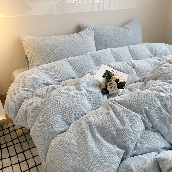 91家纺网 家纺一手货源 找家纺 六巷胡同 2024新款INS博主风山茶花牛奶绒四件套 山茶花-奶油蓝