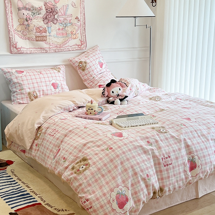 91家纺网 家纺一手货源 找家纺 昔可家纺 2024新款13372全棉亲肤四件套-卡通系列 格子草莓熊