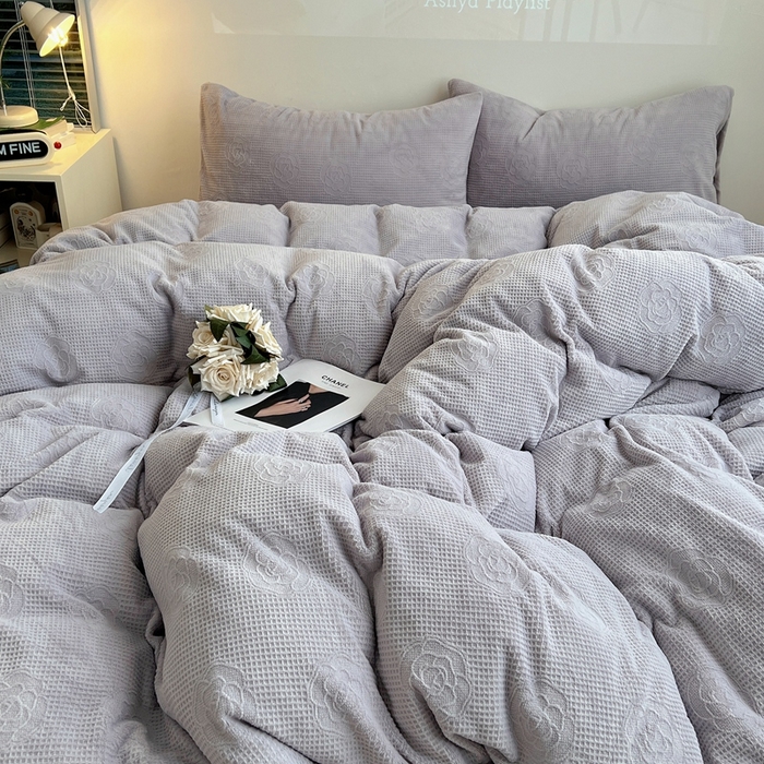 91家纺网 家纺一手货源 找家纺 六巷胡同 2024新款INS博主风山茶花牛奶绒四件套 山茶花-芋泥紫