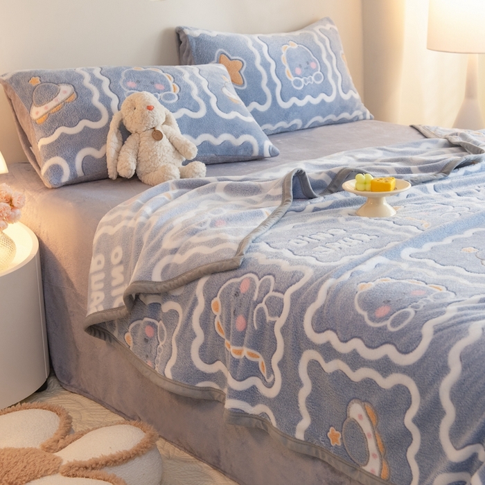 91家纺网 家纺一手货源 找家纺 慕梵家居 2024新款雪花绒多功能包边毛毯 恐龙蓝