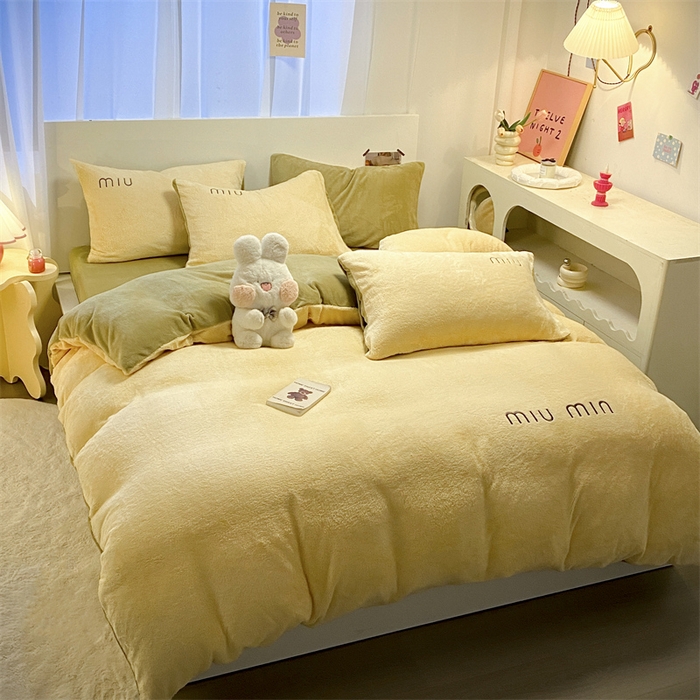 91家纺网 家纺一手货源 找家纺 启程家纺 2024新款A类加厚北极绒拼牛奶绒字母刺绣四件套 北极绒-麦芽黄+浅草绿