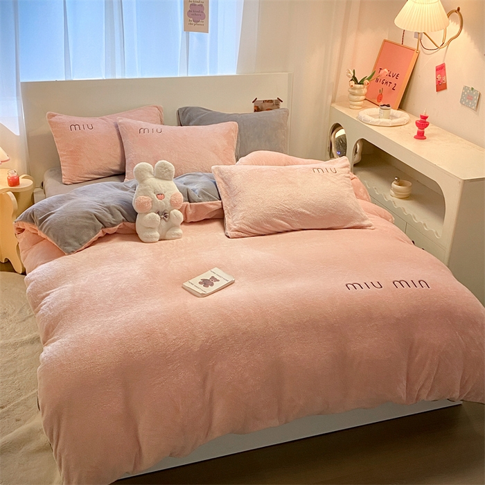 91家纺网 家纺一手货源 找家纺 启程家纺 2024新款A类加厚北极绒拼牛奶绒字母刺绣四件套 北极绒-藕粉+中灰