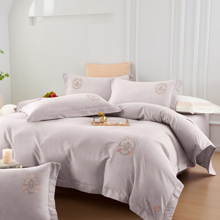 91家纺网 家纺一手货源 找家纺 U品汇 2024新品生态加厚长绒棉纯棉绣花40S全棉磨毛刺绣四件套宽边款 梵诗迪 -紫灰