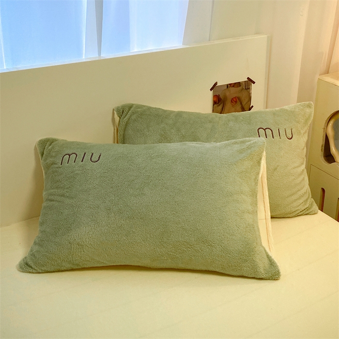 91家纺网 家纺一手货源 找家纺 启程家纺 2024新款A类加厚北极绒拼牛奶绒字母刺绣四件套 北极绒-浅草绿+奶油黄