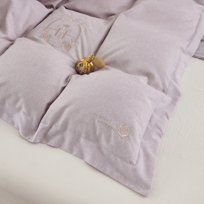 91家纺网 家纺一手货源 找家纺 U品汇 2024新品生态加厚长绒棉纯棉绣花40S全棉磨毛刺绣四件套宽边款 梵诗迪 -紫灰