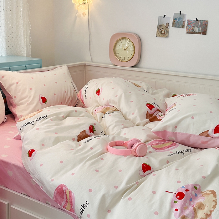 91家纺网 家纺一手货源 找家纺 昔可家纺 2024新款13372全棉亲肤四件套-卡通系列 草莓瑞士卷