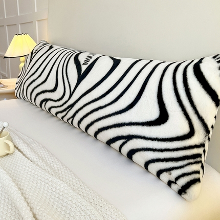 91家纺网 家纺一手货源 找家纺 圣比熊 2025新款兔毛绒印花双人枕套牛奶绒加长枕芯套雪花绒枕头套 艺术线条