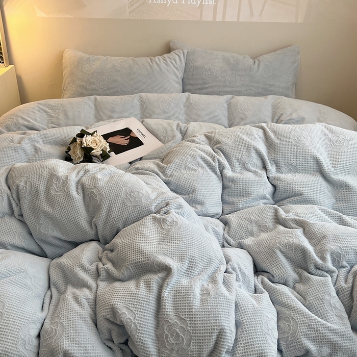 91家纺网 家纺一手货源 找家纺 六巷胡同 2024新款INS博主风山茶花牛奶绒四件套 山茶花-奶油蓝