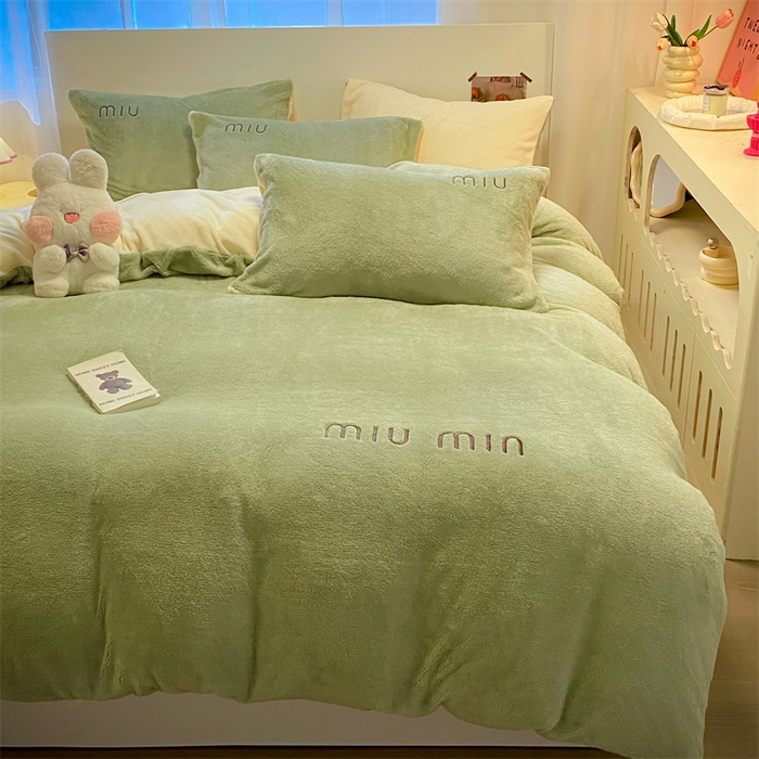 91家纺网 家纺一手货源 找家纺 启程家纺 2024新款A类加厚北极绒拼牛奶绒字母刺绣四件套 北极绒-浅草绿+奶油黄