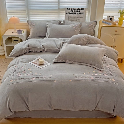 91家纺网 家纺一手货源 找家纺 （总）星尚家纺 2024新款保暖全消光A类230g牛奶绒绣花绒四件套-曼妙花园