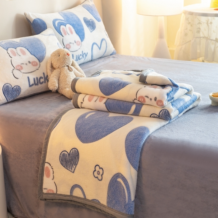 91家纺网 家纺一手货源 找家纺 慕梵家居 2024新款雪花绒多功能包边毛毯 爱心兔