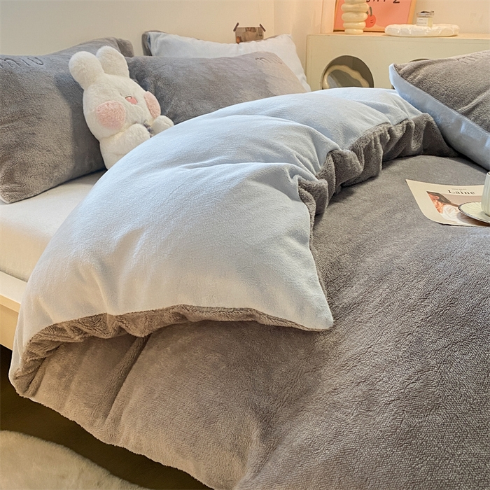 91家纺网 家纺一手货源 找家纺 启程家纺 2024新款A类加厚北极绒拼牛奶绒字母刺绣四件套 北极绒-中灰+天蓝