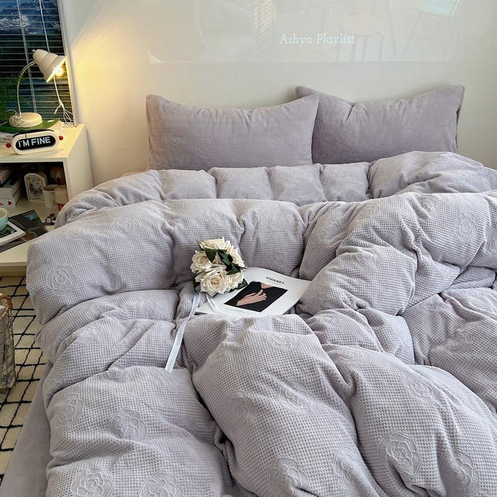 91家纺网 家纺一手货源 找家纺 六巷胡同 2024新款INS博主风山茶花牛奶绒四件套 山茶花-芋泥紫