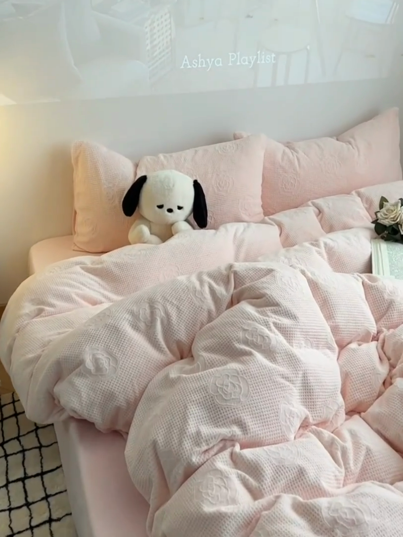 91家纺网 家纺一手货源 找家纺 六巷胡同 2024新款INS博主风山茶花牛奶绒四件套 山茶花-薄樱粉