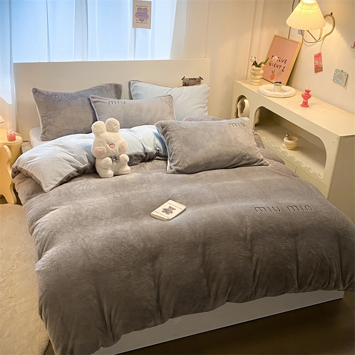 91家纺网 家纺一手货源 找家纺 启程家纺 2024新款A类加厚北极绒拼牛奶绒字母刺绣四件套 北极绒-中灰+天蓝