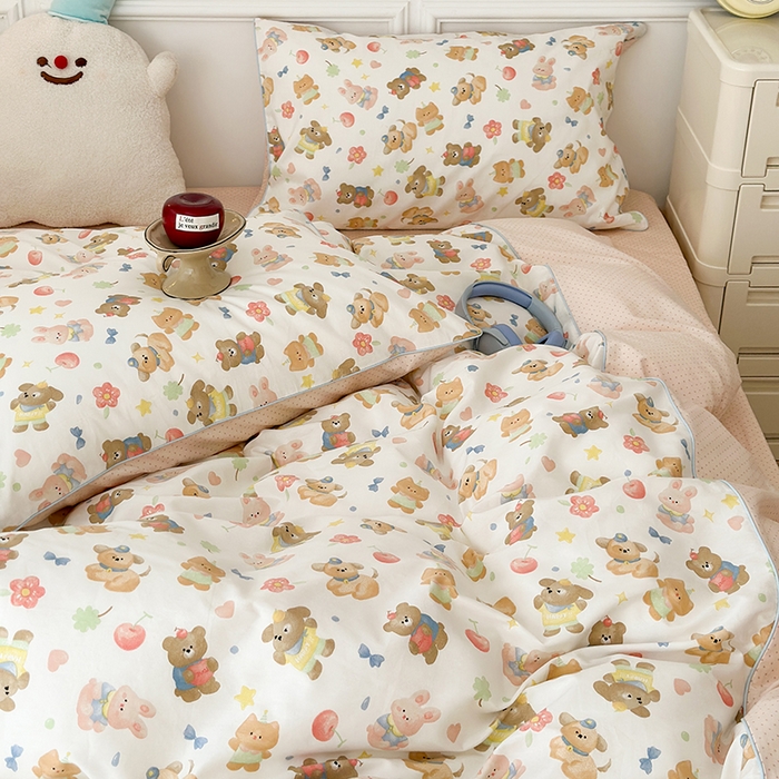 91家纺网 家纺一手货源 找家纺 昔可家纺 2024新款全棉拼接嵌绳款四件套 油画樱桃小熊