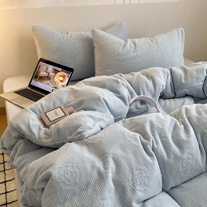 91家纺网 家纺一手货源 找家纺 六巷胡同 2024新款INS博主风山茶花牛奶绒四件套 山茶花-奶油蓝