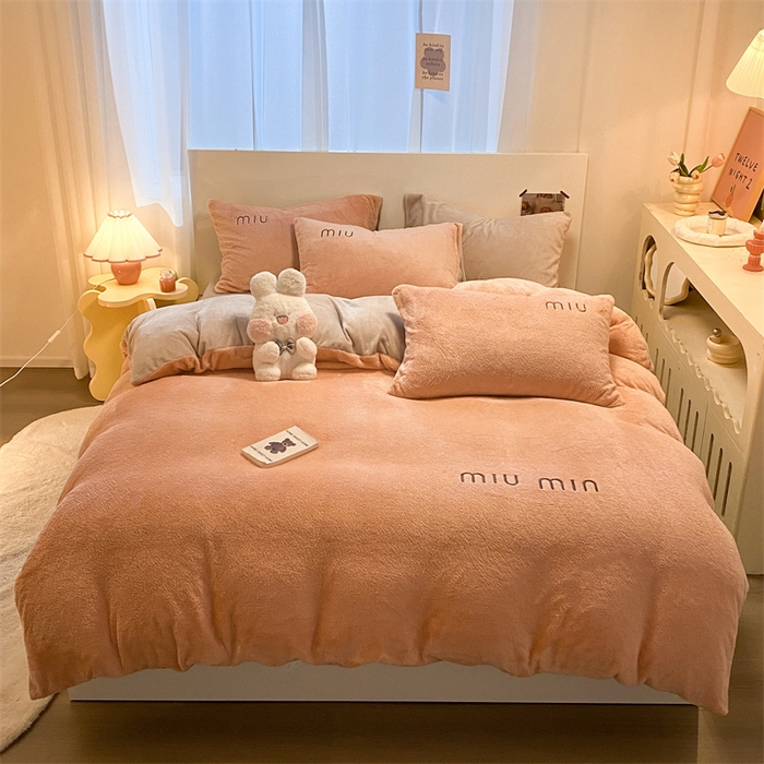 91家纺网 家纺一手货源 找家纺 启程家纺 2024新款A类加厚北极绒拼牛奶绒字母刺绣四件套 北极绒-豆沙+米灰