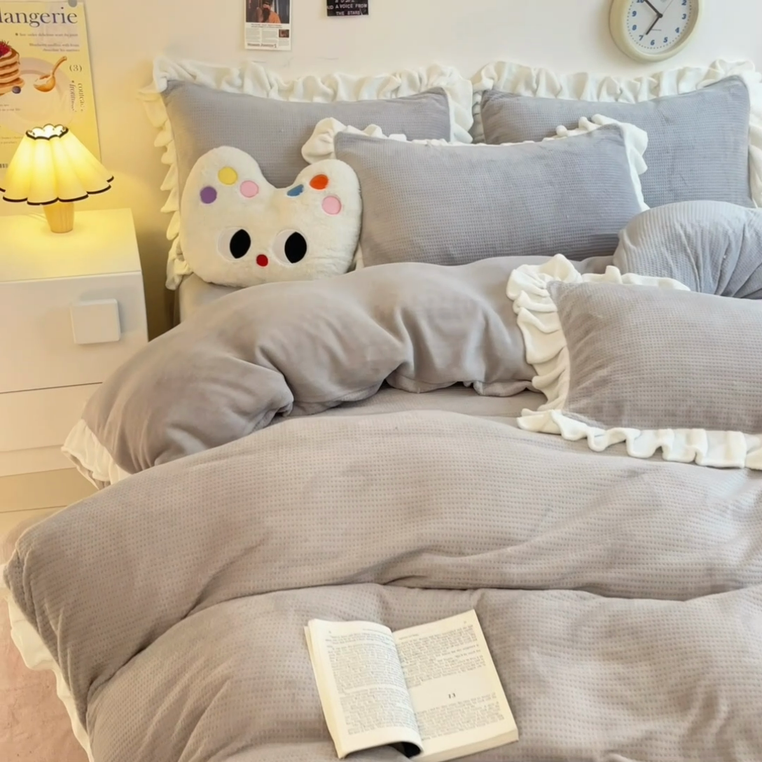 91家纺网 家纺一手货源 找家纺 星座家纺 2025新款华夫格花边款牛奶绒四件套 华夫格-火山灰