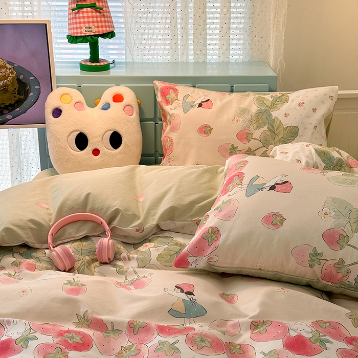 91家纺网 家纺一手货源 找家纺 昔可家纺 2024新款13372全棉亲肤四件套-卡通系列 草莓女孩