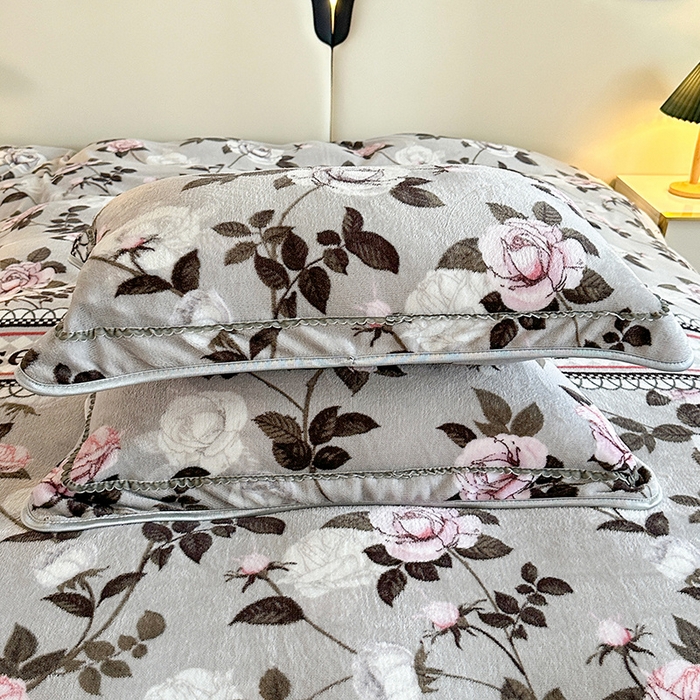 91家纺网 家纺一手货源 找家纺 爱洛 2024新款日产过万爆款印花牛奶绒四件套 木棉花