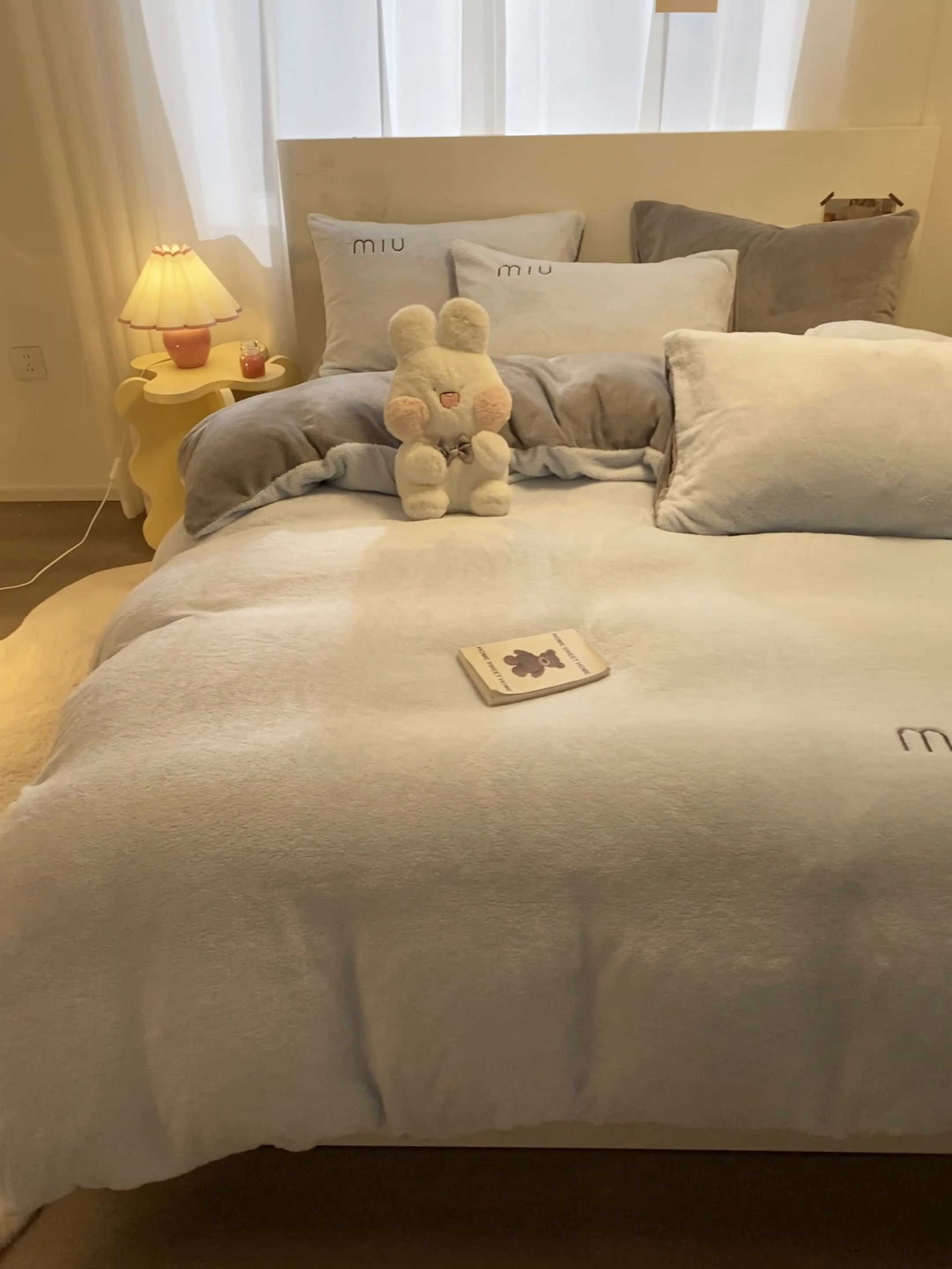 91家纺网 家纺一手货源 找家纺 启程家纺 2024新款A类加厚北极绒拼牛奶绒字母刺绣四件套 北极绒-天蓝+中灰