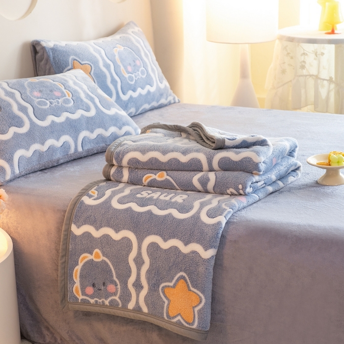 91家纺网 家纺一手货源 找家纺 慕梵家居 2024新款雪花绒多功能包边毛毯 恐龙蓝