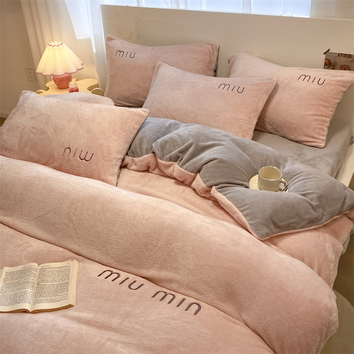 91家纺网 家纺一手货源 找家纺 启程家纺 2024新款A类加厚北极绒拼牛奶绒字母刺绣四件套 北极绒-藕粉+中灰