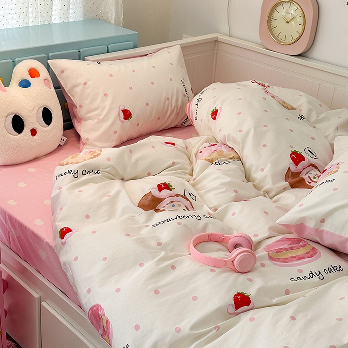 91家纺网 家纺一手货源 找家纺 昔可家纺 2024新款13372全棉亲肤四件套-卡通系列 草莓瑞士卷