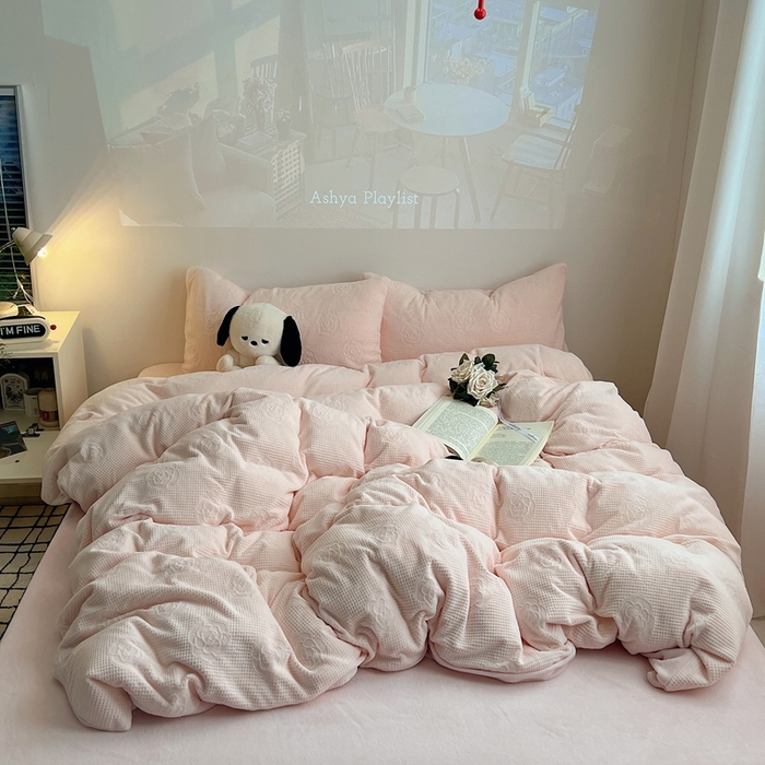 91家纺网 家纺一手货源 找家纺 六巷胡同 2024新款INS博主风山茶花牛奶绒四件套 山茶花-薄樱粉