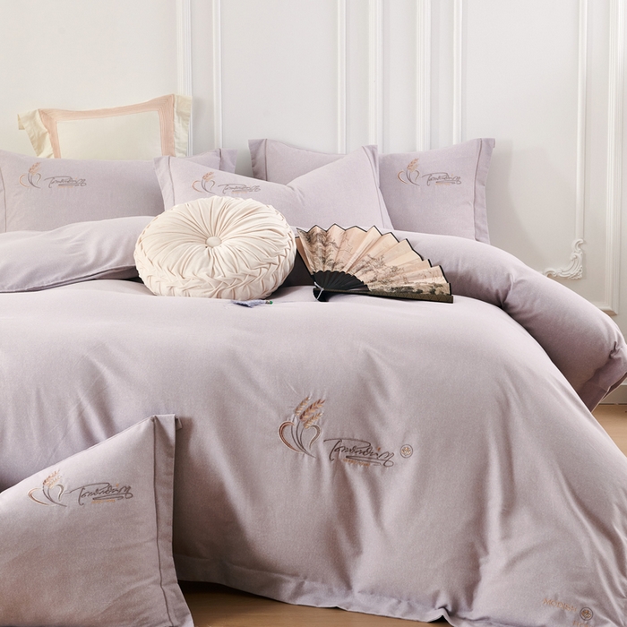 91家纺网 家纺一手货源 找家纺 U品汇 2024新品生态加厚长绒棉纯棉绣花40S全棉磨毛刺绣四件套宽边款 七里香-紫灰