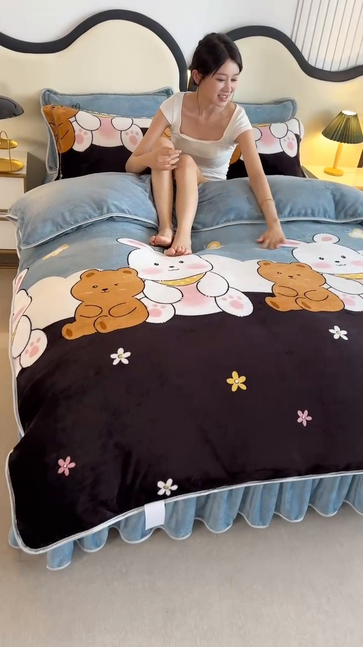 91家纺网 家纺一手货源 找家纺 爱洛 2024新款日产过万爆款印花牛奶绒四件套 萌宠乐园