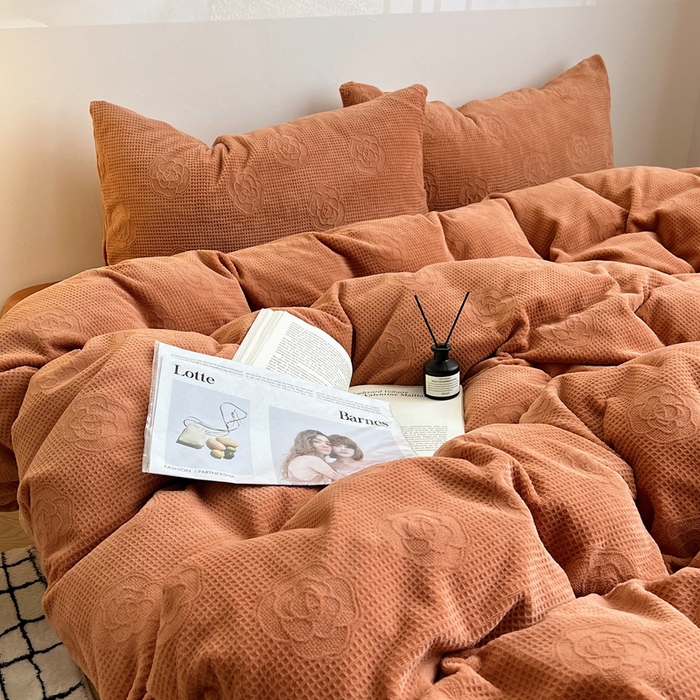 91家纺网 家纺一手货源 找家纺 六巷胡同 2024新款INS博主风山茶花牛奶绒四件套 山茶花-焦糖棕