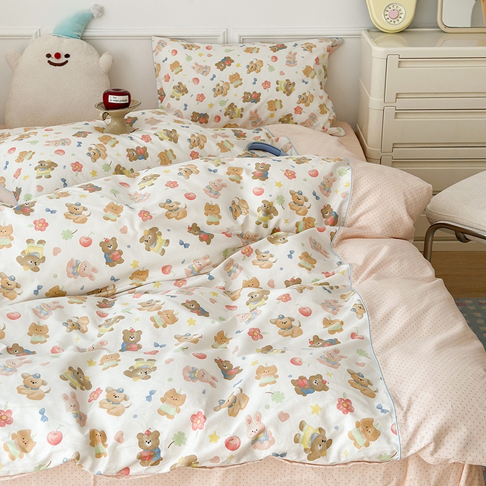 91家纺网 家纺一手货源 找家纺 昔可家纺 2024新款全棉拼接嵌绳款四件套 油画樱桃小熊