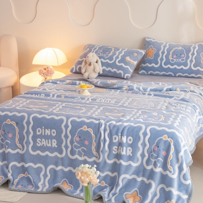 91家纺网 家纺一手货源 找家纺 慕梵家居 2024新款雪花绒多功能包边毛毯 恐龙蓝