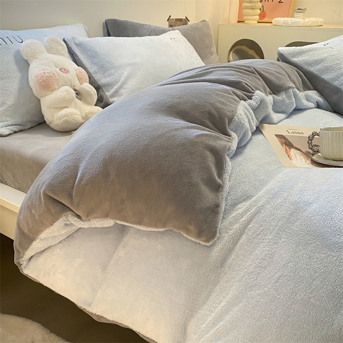 91家纺网 家纺一手货源 找家纺 启程家纺 2024新款A类加厚北极绒拼牛奶绒字母刺绣四件套 北极绒-天蓝+中灰