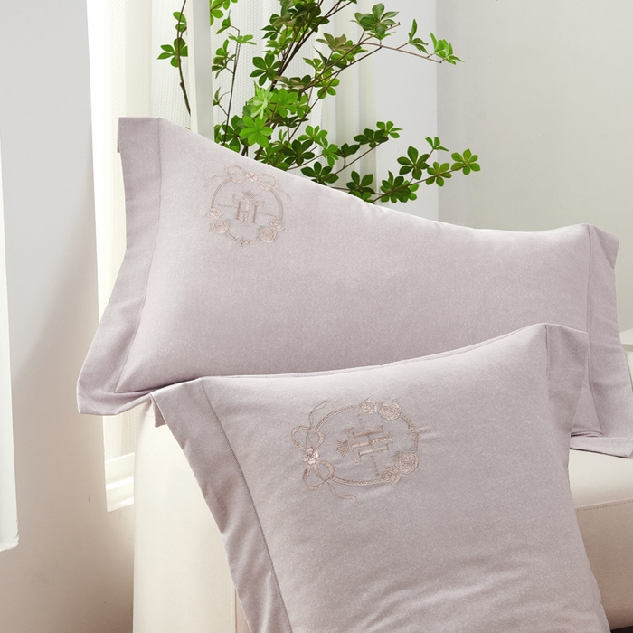 91家纺网 家纺一手货源 找家纺 U品汇 2024新品生态加厚长绒棉纯棉绣花40S全棉磨毛刺绣四件套宽边款 梵诗迪 -紫灰