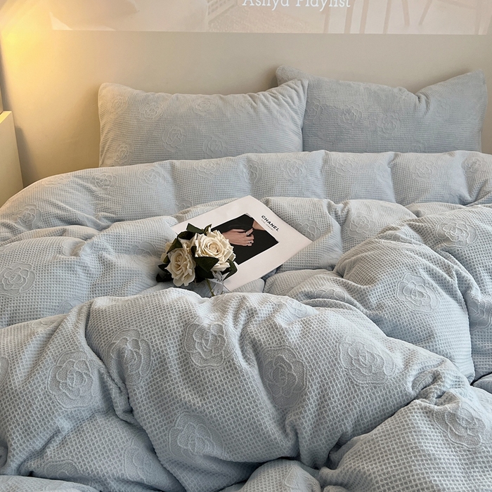 91家纺网 家纺一手货源 找家纺 六巷胡同 2024新款INS博主风山茶花牛奶绒四件套 山茶花-奶油蓝