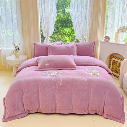 91家纺网 家纺一手货源 找家纺 慕克斯 2024新款重工刺绣牛奶绒四件套-花仙子 花仙子香芋紫