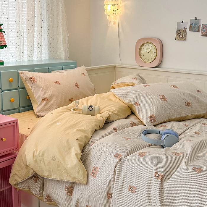 91家纺网 家纺一手货源 找家纺 昔可家纺 2024新款13372全棉亲肤四件套-卡通系列 复古小棕熊