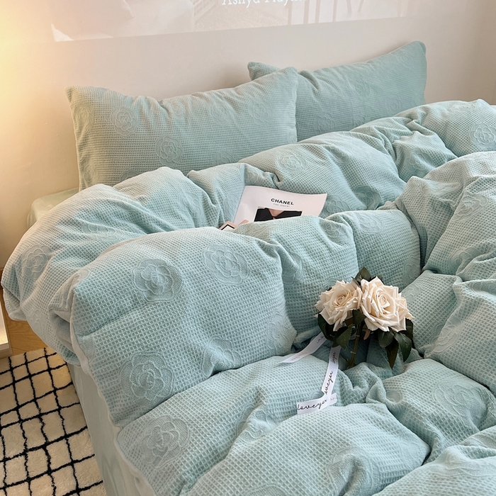 91家纺网 家纺一手货源 找家纺 六巷胡同 2024新款INS博主风山茶花牛奶绒四件套 山茶花-晴水绿