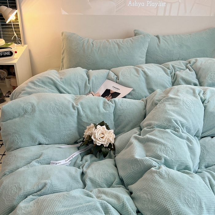 91家纺网 家纺一手货源 找家纺 六巷胡同 2024新款INS博主风山茶花牛奶绒四件套 山茶花-晴水绿