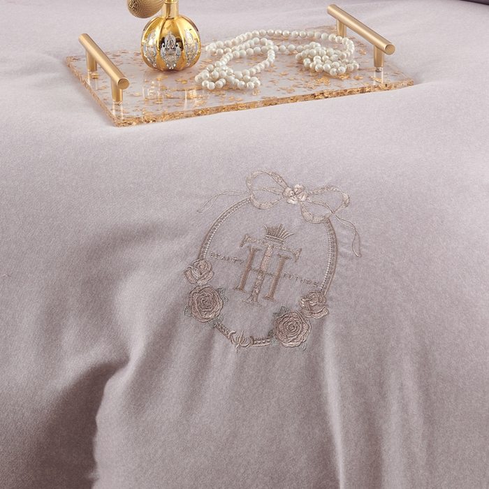 91家纺网 家纺一手货源 找家纺 U品汇 2024新品生态加厚长绒棉纯棉绣花40S全棉磨毛刺绣四件套宽边款 梵诗迪 -紫灰