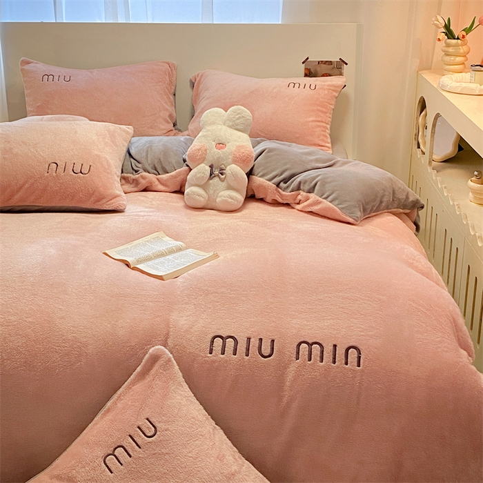 91家纺网 家纺一手货源 找家纺 启程家纺 2024新款A类加厚北极绒拼牛奶绒字母刺绣四件套 北极绒-藕粉+中灰